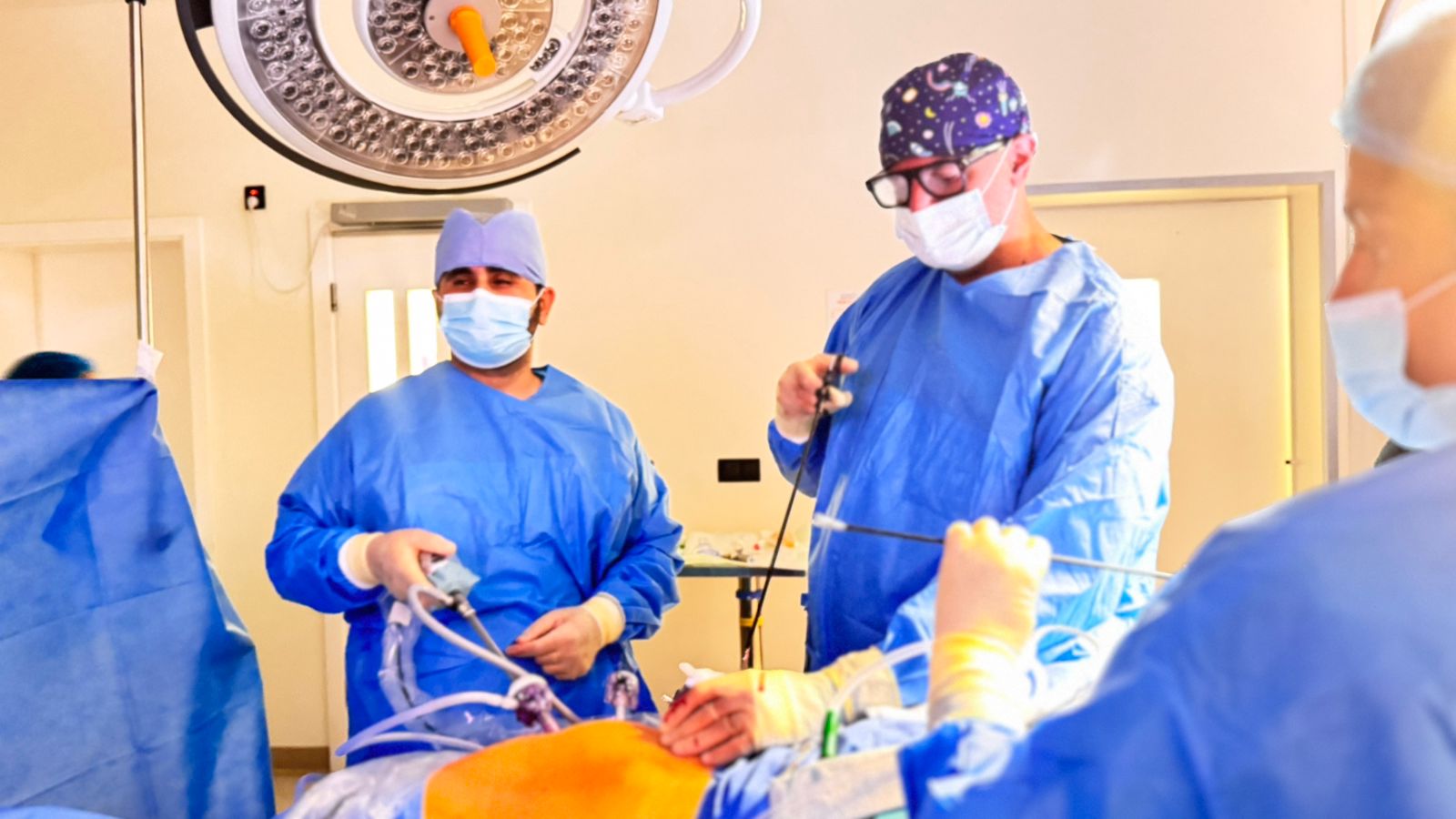 Doctor explaining the sleeve gastrectomy procedure on a tablet.